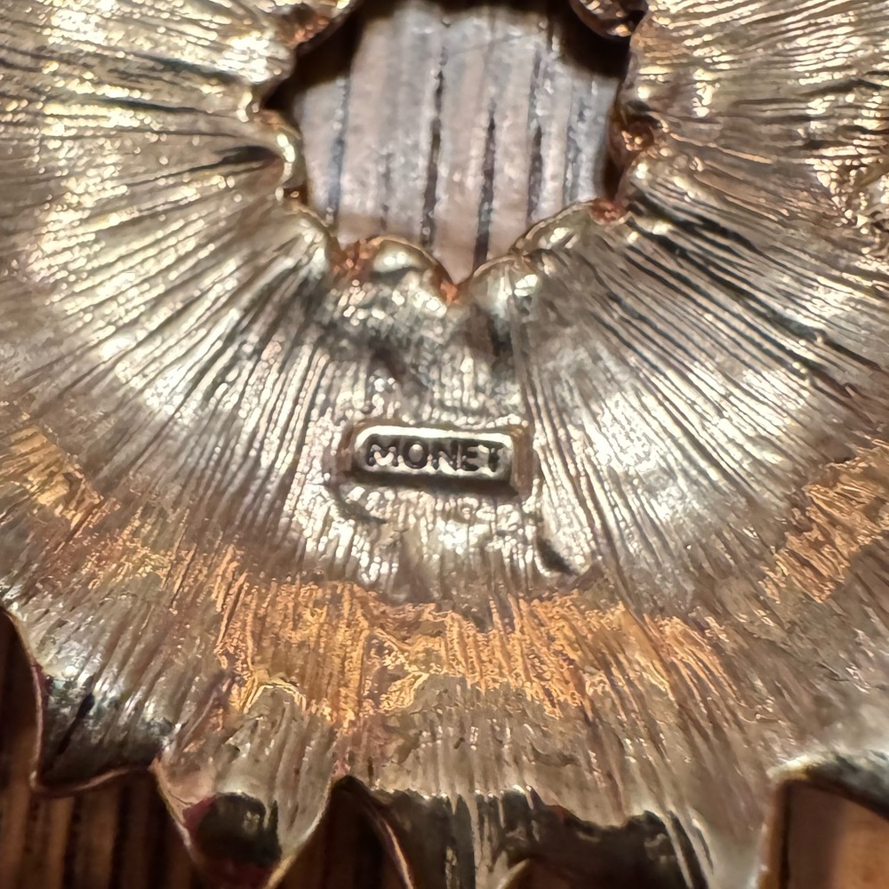 Monet vintage gold tone dome leaf brooch, EUC, 2”. - Picture 4 of 4